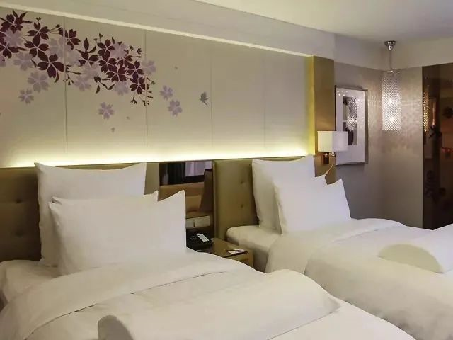 酒店設(shè)計(jì)的枕頭、隔斷玻璃門(mén)、燈怎么讓人燒腦殼